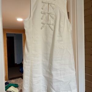 Elegant White Sleeveless Dress with Bow Details